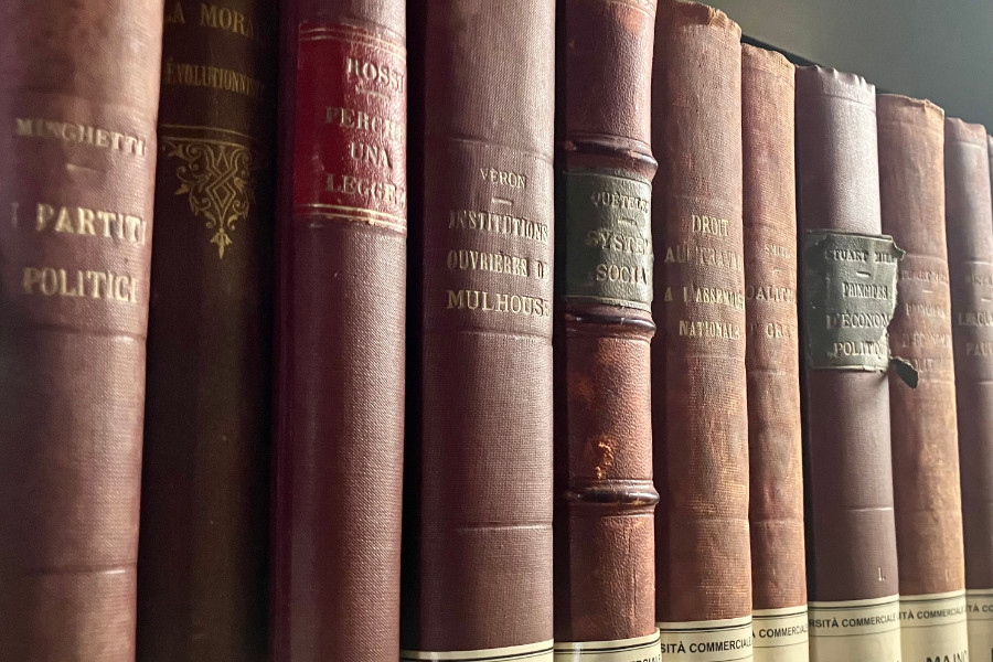 Volumi della biblioteca di Luigi Majno