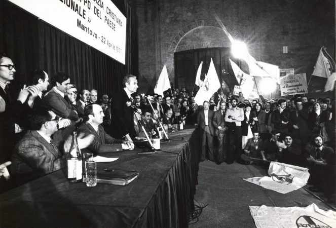 Archivio Flamigni, Aldo Moro, sezione Fotografie, Aldo Moro a Mantova, palazzo della Ragione, 22 aprile 1977 Fotografia di Aldo Moro nel 1977
