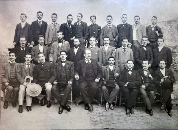 Archivio Alimena, Cosenza, Bernardino Alimena con laureandi in Giurisprudenza della Regia Università di Cagliari, a.a. 1898-1899 Fotografia di Bernardino Alimena con i laureandi dell'anno accademico 1898-1899