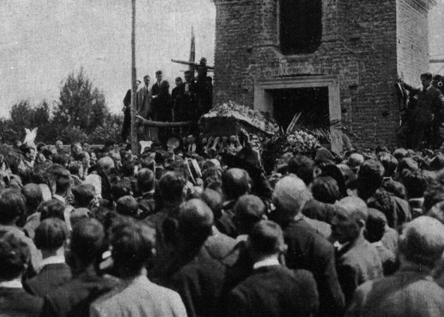 I funerali dell'on. Matteotti a Fratta Polesine il 21 agosto, in «L'Illustrazione Italiana», LI (1924), 35, p. 243. Fonte: Wikimedia Commons Fotografia dei funerali di Giacomo Matteotti